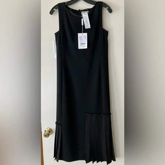 Max Mara black sleeveless boatneck pleat hem dress. 🆕 - Picture 10 of 10